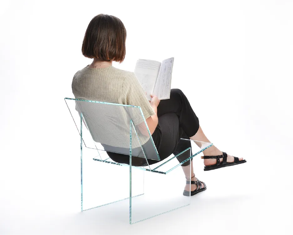 s'assoir dans le fauteuil en verre invisible MONOLOG